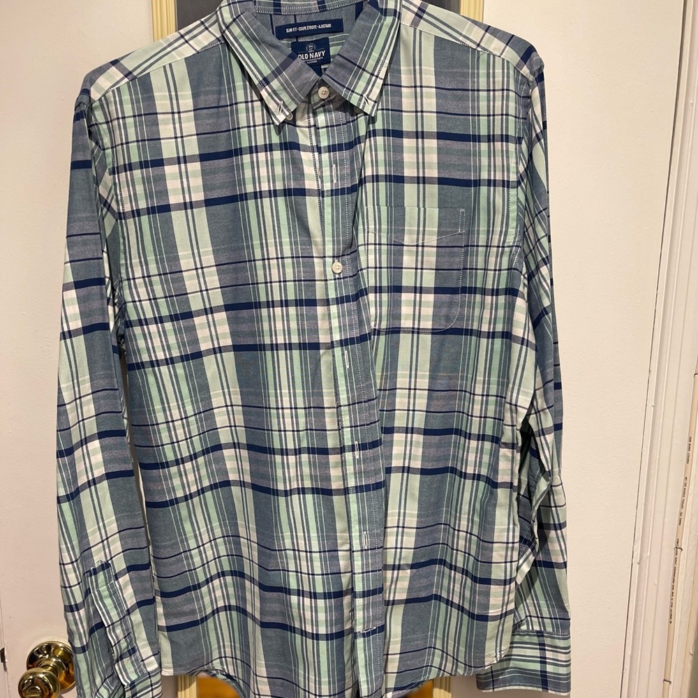 2 mens Old Navy large slim fit shirts.
